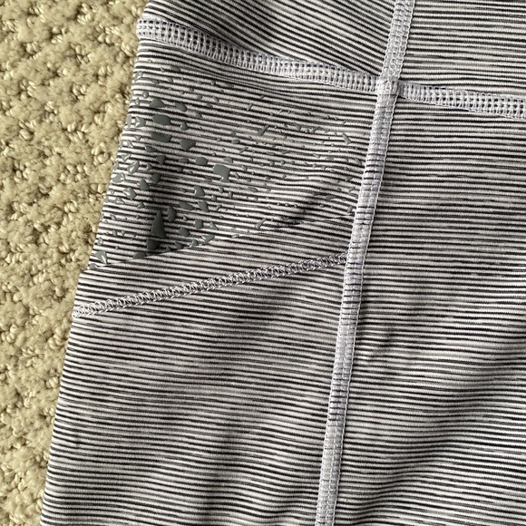 Lulu In Movement 2.5” High Rise Hidden Pocket Cascade Shorts - Runs SMALL!! - Picture 2 of 5